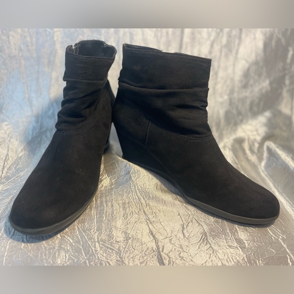 Aerosoles Misfit black scrunchy suede wedge ankle booties with side zipper - Picture 3 of 10